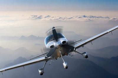 Volando sobre los Alpes: Guía del piloto para una aventura en altitud